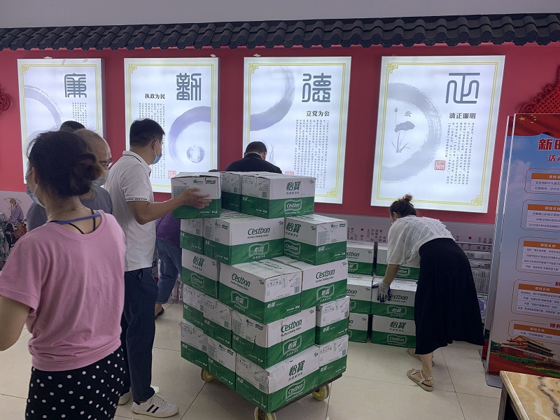 搬运防疫物资2.jpg